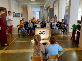 Выставочный зал встречает ребят Выставочный зал встречает ребят.